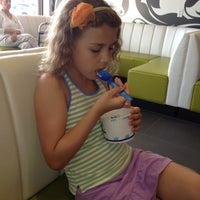 Das Foto wurde bei Blue Pineapple Frozen Yogurt von Amy I. am 6/28/2012 aufgenommen