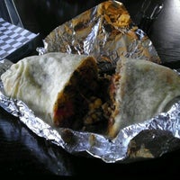 Foto tomada en California Burrito Grill  por Rommel S. el 6/13/2012
