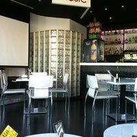 Foto diambil di L&amp;#39;arrivée Tapas &amp;amp; Lounge Café oleh J. Arturo E. pada 3/4/2012
