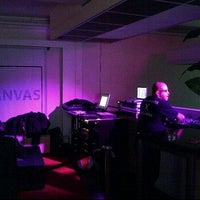 รูปภาพถ่ายที่ Canvas Lounge โดย Julie D. เมื่อ 2/25/2012