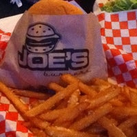 รูปภาพถ่ายที่ Joe&amp;#39;s Burgers &amp;amp; Bar โดย Scott K. เมื่อ 6/2/2012
