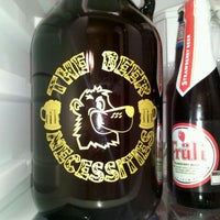 รูปภาพถ่ายที่ The Beer Necessities โดย Elia C. เมื่อ 2/27/2012