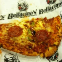 Foto tomada en Bellacino&amp;#39;s Pizza &amp;amp; Grinders  por Chiquita W. el 4/22/2012