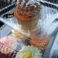 Foto tomada en Rockin&amp;#39; Cupcakes  por Jennifer D. el 3/30/2012