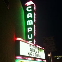 รูปภาพถ่ายที่ Campus Theatre โดย Angela S. เมื่อ 3/10/2012