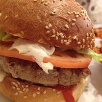 Foto tomada en Moe&amp;#39;s Burger Joint  por Kathleen G. el 4/19/2012
