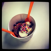 3/10/2012에 Val B.님이 Frogury: Frozen Yogurt Factory에서 찍은 사진