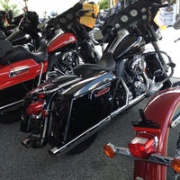 รูปภาพถ่ายที่ Smokin&amp;#39; Harley-Davidson โดย Scott R. เมื่อ 9/9/2012