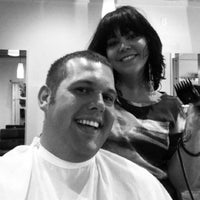 Foto tomada en Crimpers Hair Salon  por Tyler L. el 7/1/2012