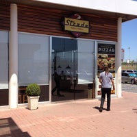 Photo taken at Strada Pizza &amp;amp; Grill by Guilherme T. on 3/1/2012