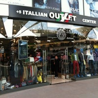 Photo prise au + 5 Itallian Outlet Center par Baris Y. le4/7/2012