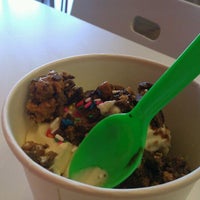 Foto scattata a Toppings Frozen Yogurt da ~ Socks ~ il 10/30/2011