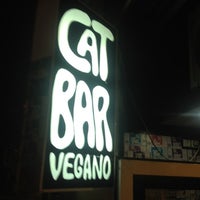 รูปภาพถ่ายที่ CatBar โดย Cam C. เมื่อ 7/30/2012