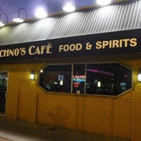 รูปภาพถ่ายที่ Michno&amp;#39;s Cafe โดย Michael M. เมื่อ 1/23/2012