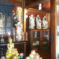 Photo taken at ศาลากลางนำ้ พระโพธิสัตว์กวนอิม SuanPlu temple by Josh ข. on 3/28/2012