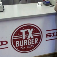 Foto tomada en TX Burger - Madisonville  por Brian S. el 10/16/2011