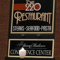 Foto tomada en Town 220 Restaurant  por Deborah T. el 5/2/2011