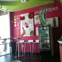รูปภาพถ่ายที่ Yogurtopia โดย Jazelle เมื่อ 9/29/2011