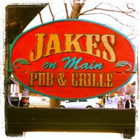 Das Foto wurde bei Jakes on Main Bar and Grille von Andrew C. am 11/12/2011 aufgenommen