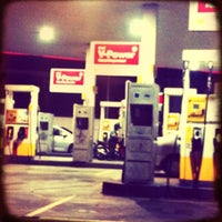 Das Foto wurde bei Shell von Yeh 😍⚽🏀🍻🍔🍱🍣😍 am 3/15/2012 aufgenommen