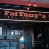 Foto tomada en Fat Tony&amp;#39;s Italian Pub  por Courtney J. el 5/14/2011