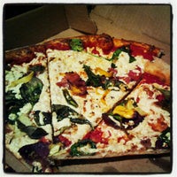Foto scattata a Beacon Street Pizza da Joanna S. il 9/8/2012