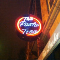 Photo prise au Pasta Tree Restaurant &amp;amp; Wine Bar par Suzzette M. le1/30/2012