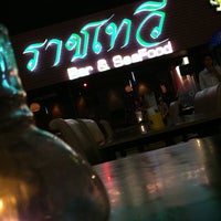 Photo taken at ราชเทวี Bar &amp;amp; Seafood by Miew J. on 5/23/2011