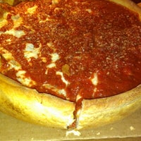Foto scattata a Rosati&amp;#39;s Pizza da Jason il 6/8/2012