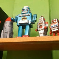 Foto tomada en Robots &amp; Rogues New &amp; Used Books  por Dave K. el 11/30/2011
