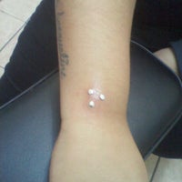 รูปภาพถ่ายที่ Apocalipsis Tattoos โดย Serena M. เมื่อ 9/23/2011