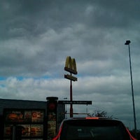 รูปภาพถ่ายที่ McDonald&#39;s โดย Dick d. เมื่อ 4/15/2012