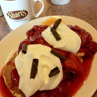 Foto diambil di Shari&amp;#39;s Cafe and Pies oleh Craig M. pada 6/24/2012