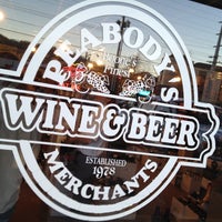 รูปภาพถ่ายที่ Peabody&amp;#39;s Wine &amp;amp; Beer Merchants โดย Jason P. เมื่อ 2/17/2012