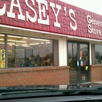 Foto tomada en Casey&amp;#39;s General Store  por Tage G. el 12/4/2011
