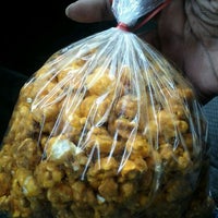 12/14/2011 tarihinde Monica C.ziyaretçi tarafından Popper-Razzi Gourmet Popcorn'de çekilen fotoğraf
