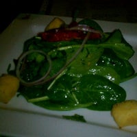 3/31/2012 tarihinde Tracey W.ziyaretçi tarafından Lira Restaurant &amp;amp; Lounge'de çekilen fotoğraf