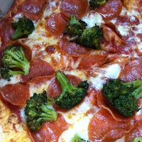 รูปภาพถ่ายที่ Pappagallo&amp;#39;s Pizza โดย Taralou U. เมื่อ 5/25/2012