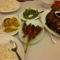Photo taken at D&amp;#39;Cost Seafood by Lenni L. on 5/5/2012
