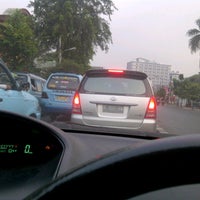 รูปภาพถ่ายที่ Jalan Dewi Sartika โดย anna z. เมื่อ 8/12/2012