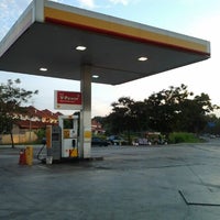 รูปภาพถ่ายที่ Shell โดย mj y. เมื่อ 3/29/2012