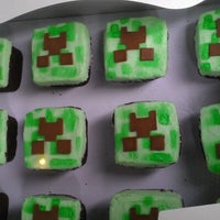Foto diambil di Cupcakes-A-Go-Go oleh Maria M. pada 3/31/2012