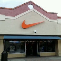 what time does the lake elsinore nike store close