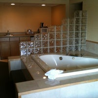 Foto diambil di Quality Hotel &amp;amp; Suites &amp;quot;At The Falls&amp;quot; oleh Rebecca M. pada 3/21/2012