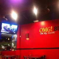 Снимок сделан в OMG! Burgers пользователем Francisco Y. 4/2/2012