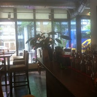 Photo prise au ausklang | bar cafe restaurant par Peter K. le5/30/2012