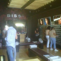 Foto scattata a Bissu Boutique da Hiram R. il 7/15/2012