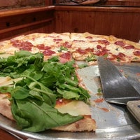 10/17/2012 tarihinde Ana M.ziyaretçi tarafından Europa Pizzeria'de çekilen fotoğraf