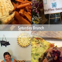 รูปภาพถ่ายที่ Truffles N Bacon Cafe โดย Cathy V. เมื่อ 7/12/2014