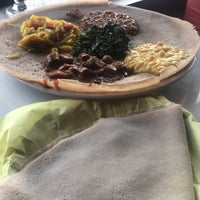 รูปภาพถ่ายที่ Queen Sheba Ethiopian Restaurant โดย Naif เมื่อ 7/15/2018